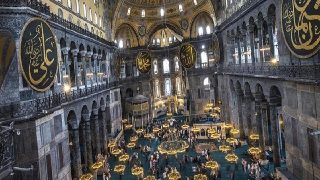 İlk Cuma Namazı ve Camideki Kutlama