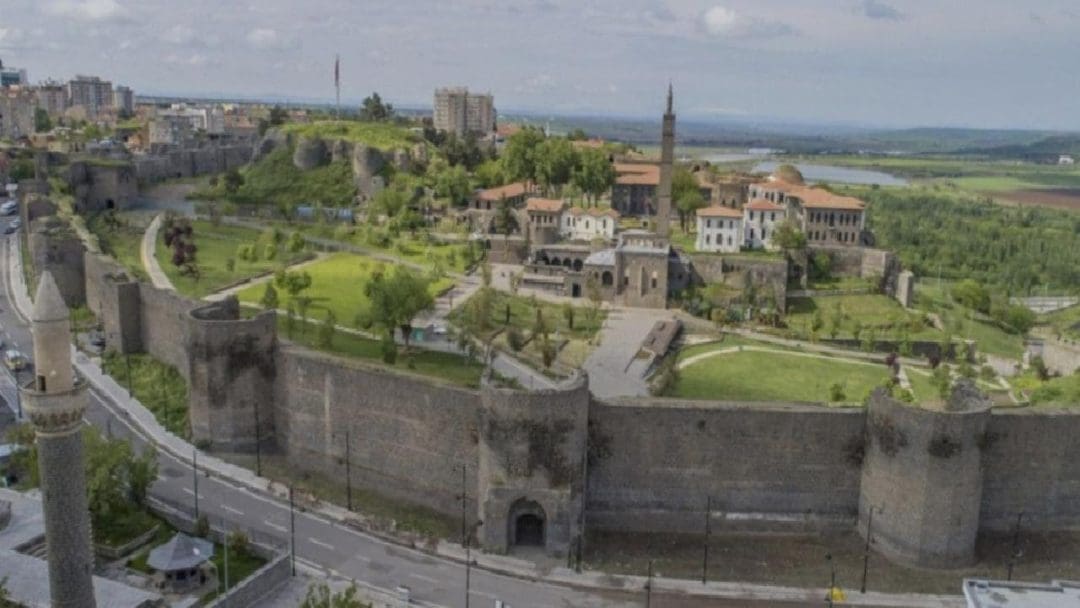 İlave Güç ve Anlam Katan Bayrak Asma Hareketi